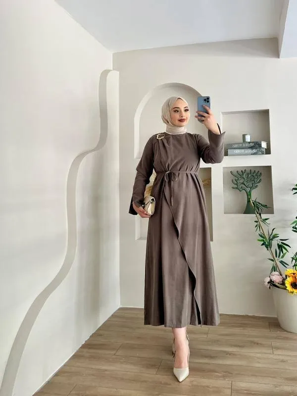 Broş Detaylı Elbise