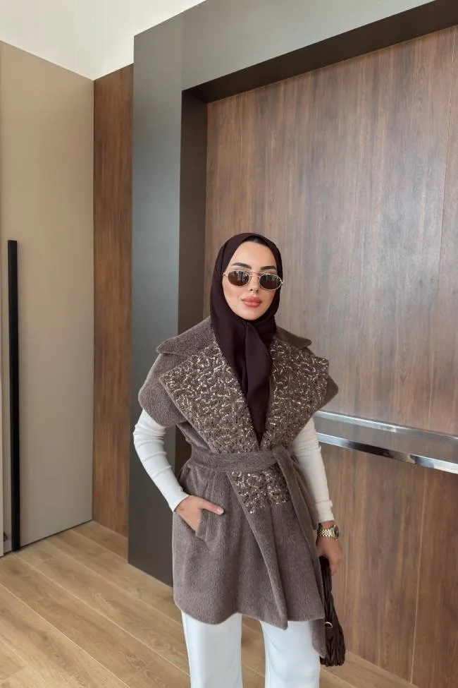 Yakası İşlemeli Yelek